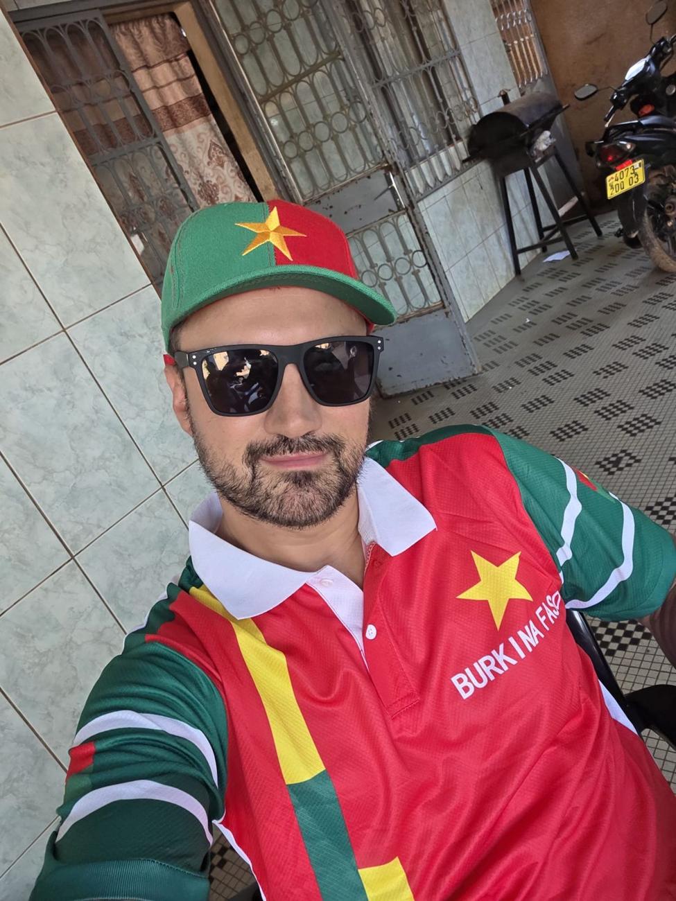Selfie w koszulce i czapce Burkina Faso