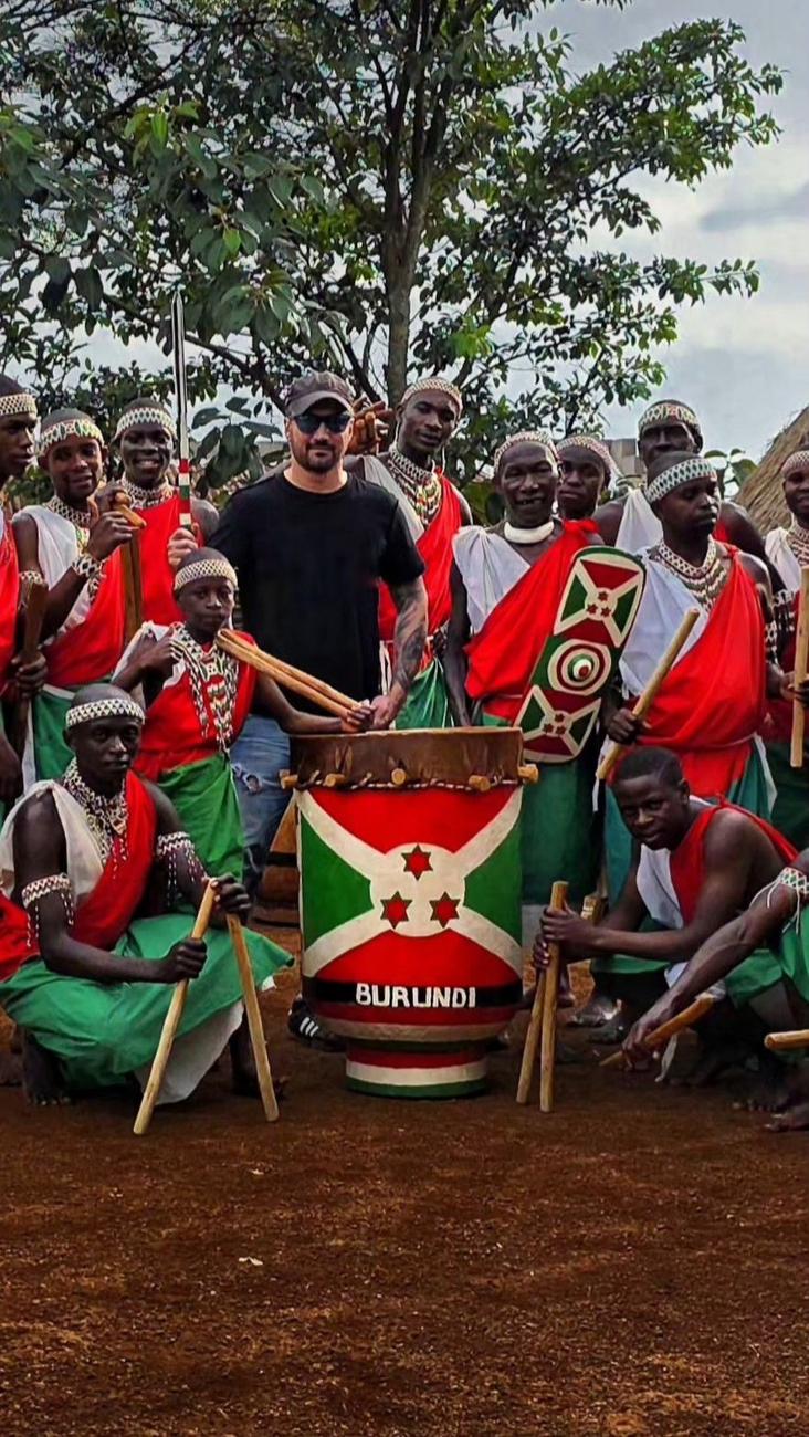 Kamil z bębniarzami z Burundi