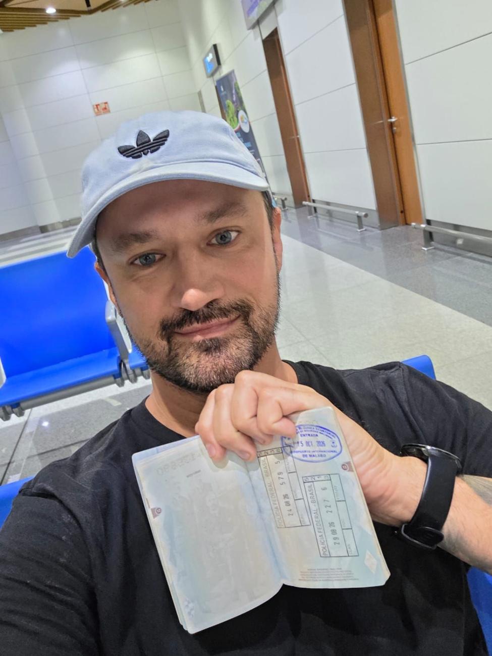 Kamil z paszportem i pieczątką wjazdową Gwinei Równikowej