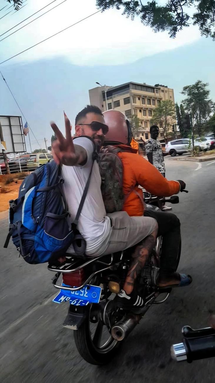 Kamil na tylnym siedzeniu motocykla taxi