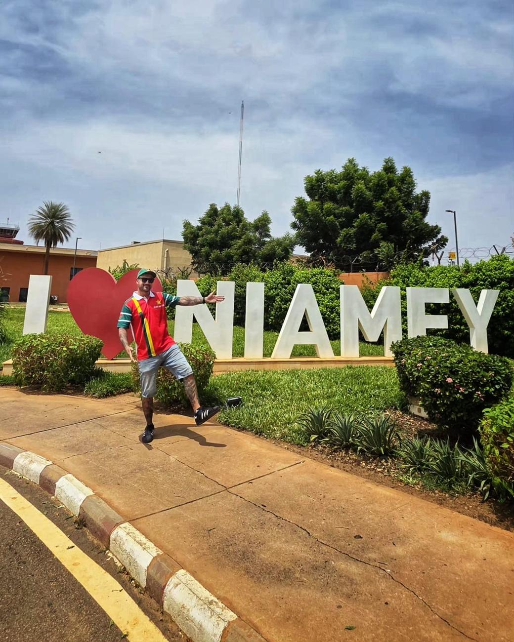 Kamil przy napisie I love Niamey