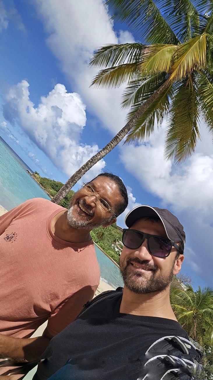 Selfie z nowym znajomym na plaży pod palmą