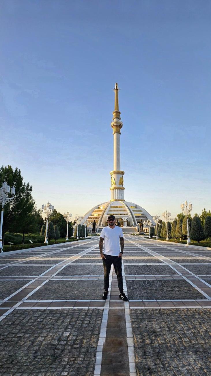 Kamil przed Pomnikiem Niepodległości w Aszchabadzie