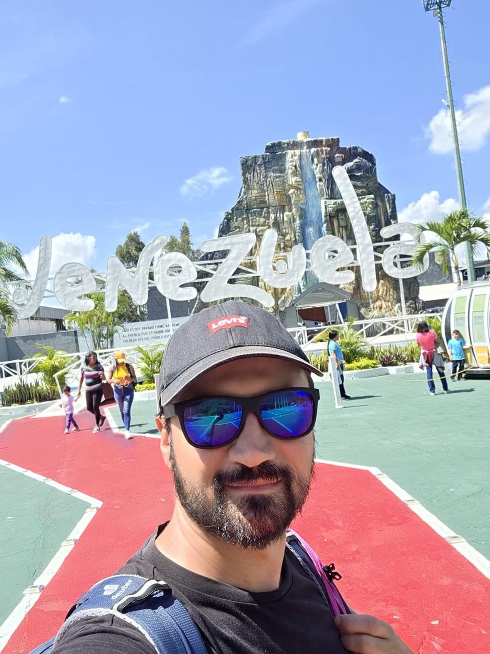 Selfie przed napisem Venezuela