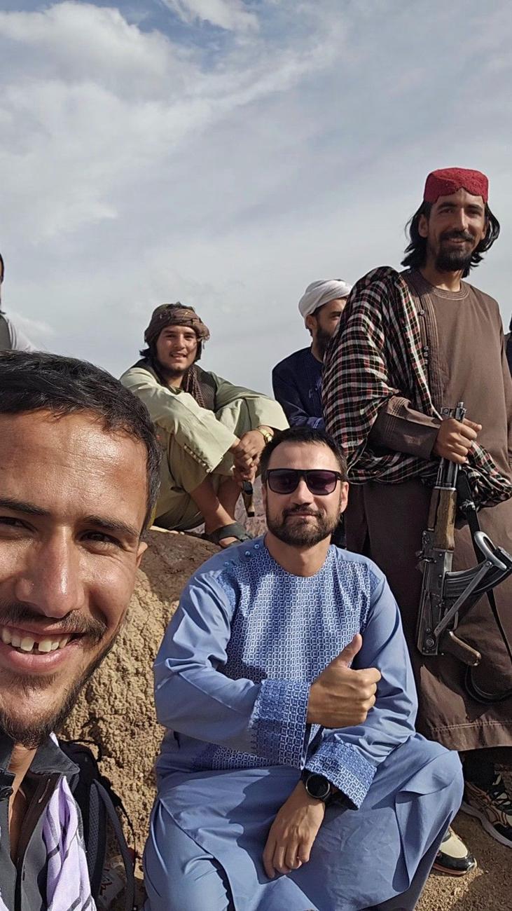 Selfie z grupą mężczyzn w tradycyjnych strojach